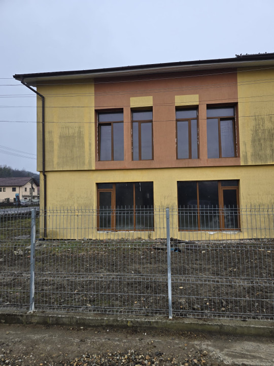 Hotel cu restaurnt ,42 camere ,2 apartamente ,1600 mp construiti , teren 5000 mp