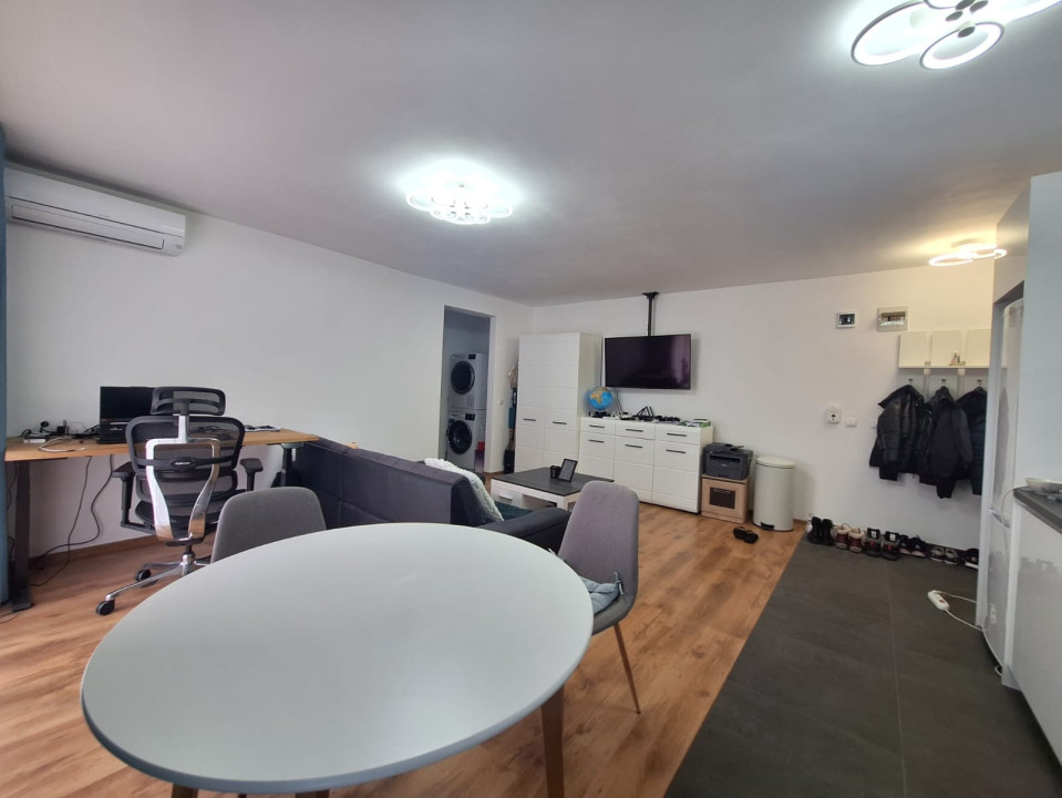 Apartament cu 2 camere, 48 mp, boxa, balcon, zona Eroilor