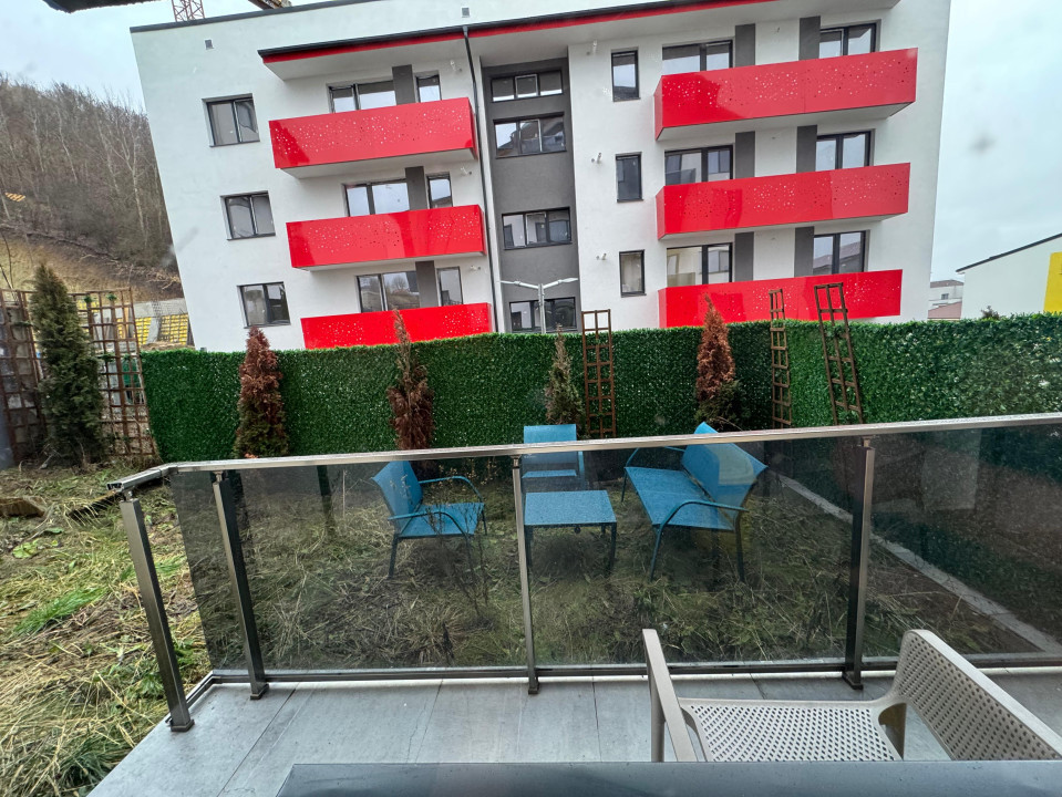 Apartament de 2 camere, 59 mp utili + gradina,  zona Teilor