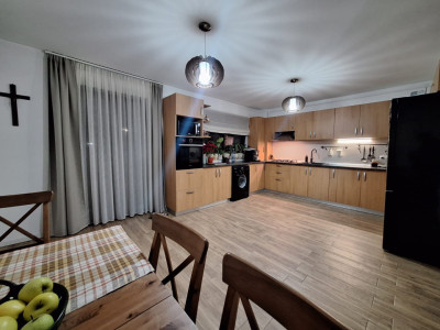 Apartament cu 3 camere, 2 parcari subterane, zona Terra