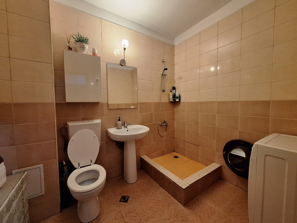 Apartament cu 2 camere, decomandat, parcare, zona Florilor