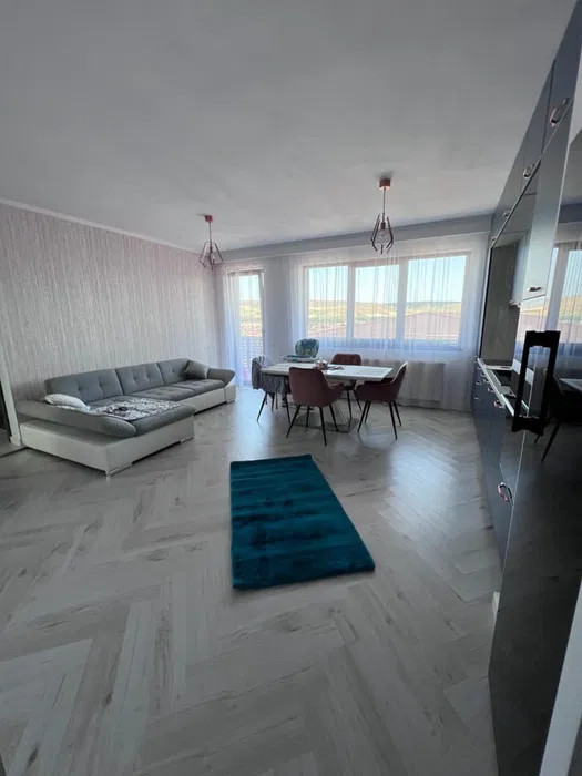 Apartament cu 4 camere, 84 mp, 2 parcari, zona Sub Cetate