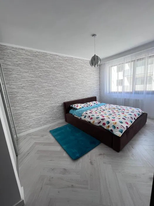 Apartament cu 4 camere, 84 mp, 2 parcari, zona Sub Cetate