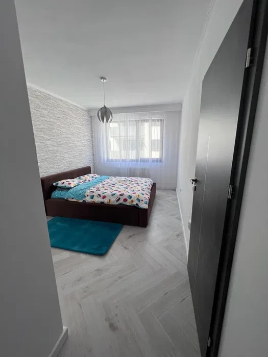 Apartament cu 4 camere, 84 mp, 2 parcari, zona Sub Cetate