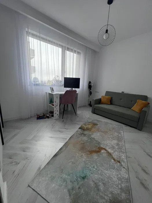 Apartament cu 4 camere, 84 mp, 2 parcari, zona Sub Cetate