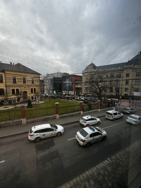 Spatiu comercial 1000mp 8 garaje si 6 parcari Zona Casa de Cultura a Studentilor