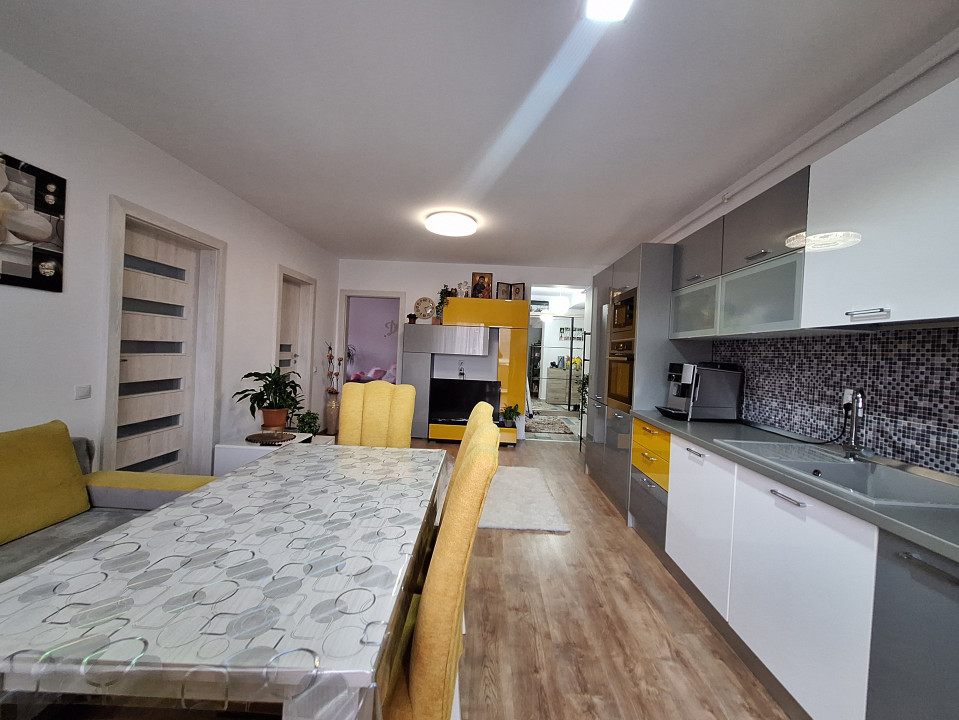 Apartament cu 3 camere, parcare, zona Stejarului