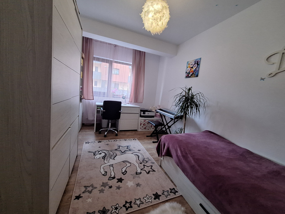 Apartament cu 3 camere, parcare, zona Stejarului