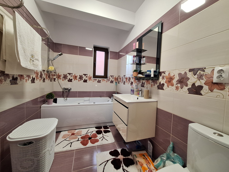 Apartament cu 3 camere, parcare, zona Stejarului