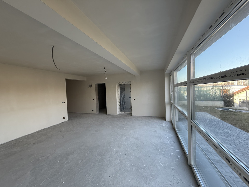 Apartament semifinisat, 160 mp utili cu teren de 350 mp, zona Campului Manastur