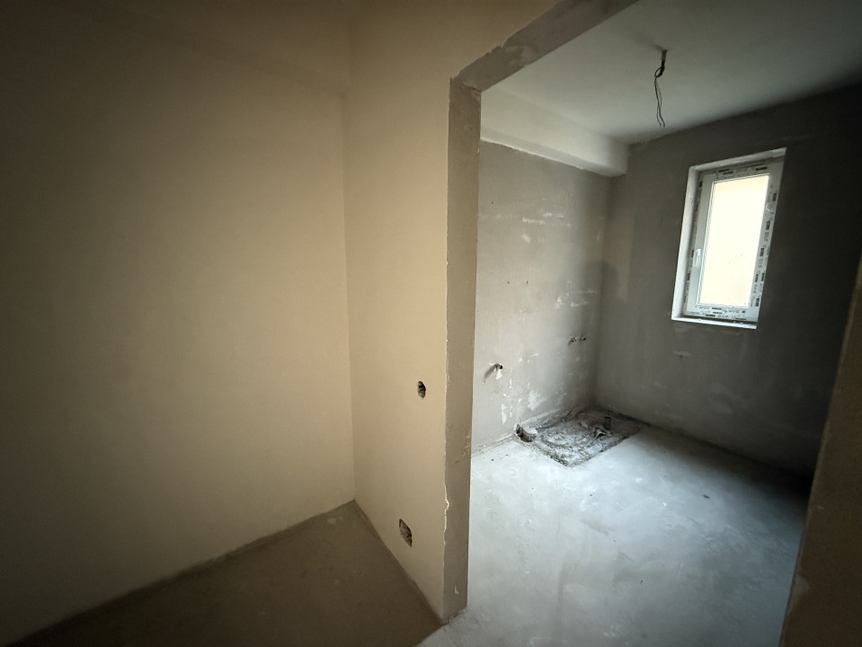 Apartament semifinisat, 160 mp utili cu teren de 350 mp, zona Campului Manastur