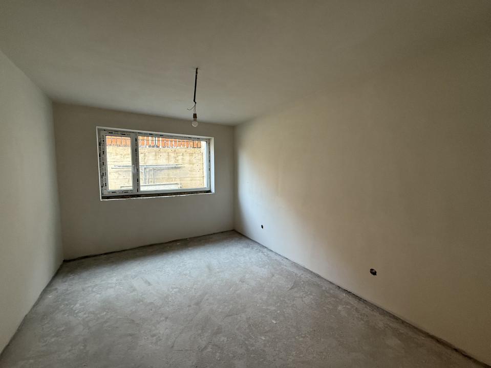 Apartament semifinisat, 160 mp utili cu teren de 350 mp, zona Campului Manastur