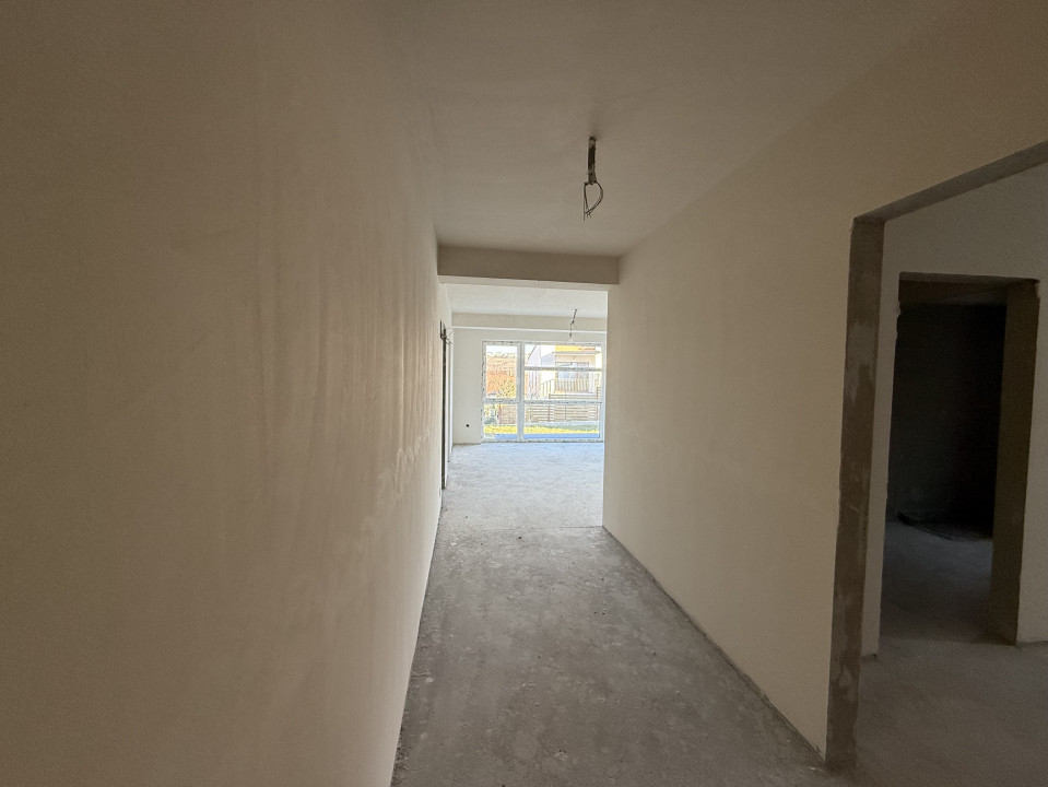 Apartament semifinisat, 160 mp utili cu teren de 350 mp, zona Campului Manastur