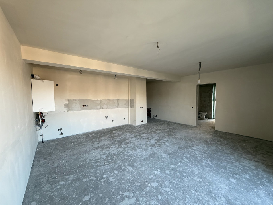 Apartament semifinisat, 160 mp utili cu teren de 350 mp, zona Campului Manastur