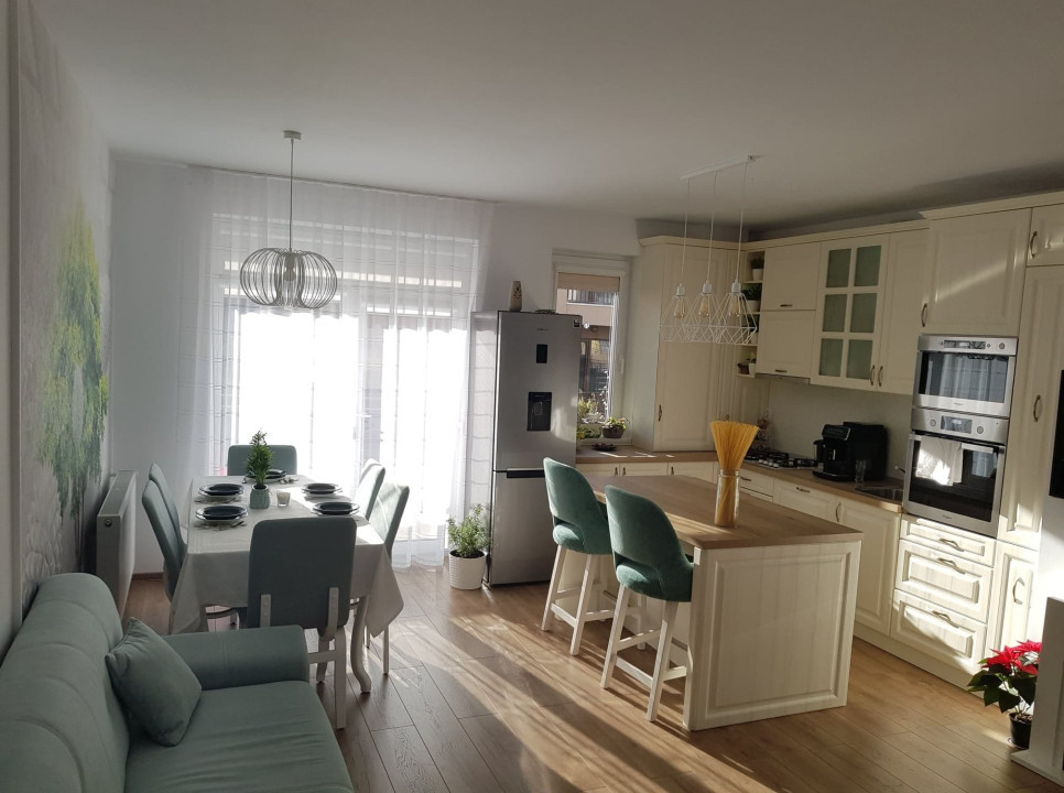 Apartament cu 3 camere, 68 mp, 2 parcari, balcon zona Parcului Poligon