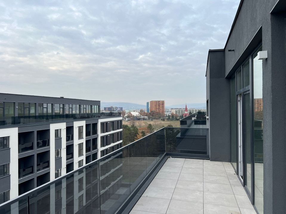 Apartament tip penthouse, 3 camere, terasă 22,32 mp, zona Sopor