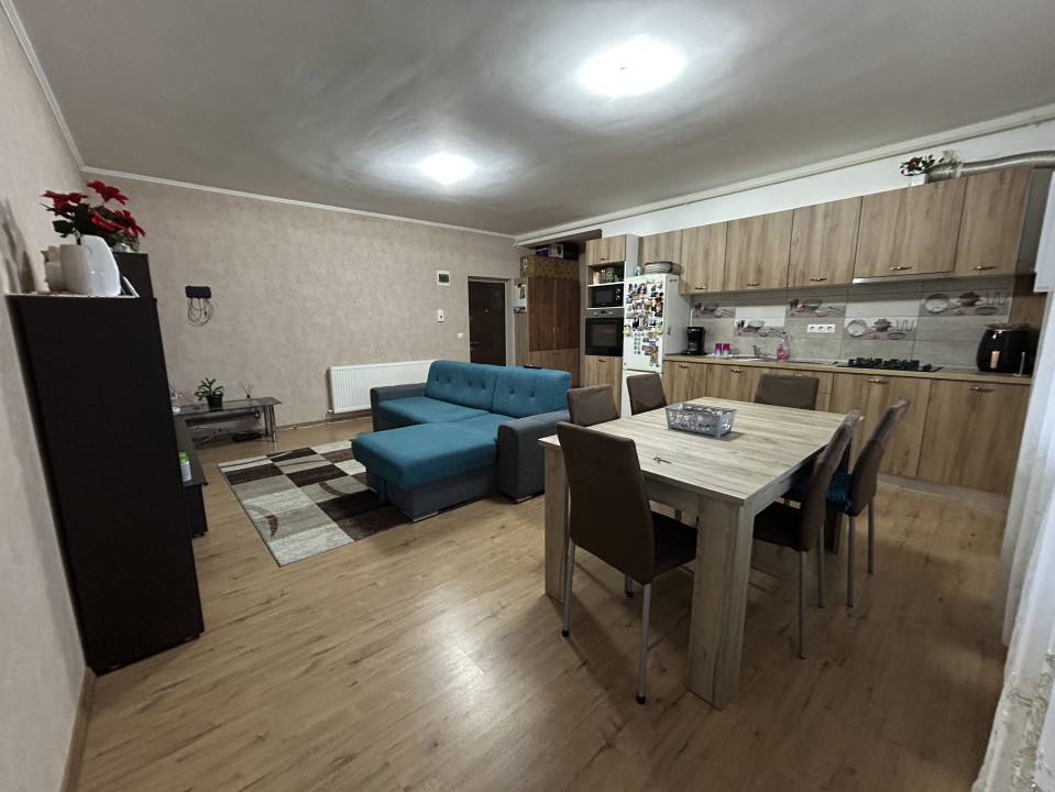 Apartament 2 camere, 52 mp, semidecomandat , grădină 44 mp , zona Subcetate 