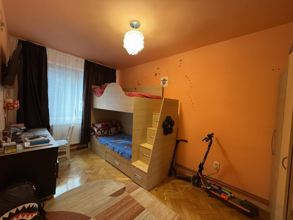 Apartament cu 2 camere decomandate, zona Mercur